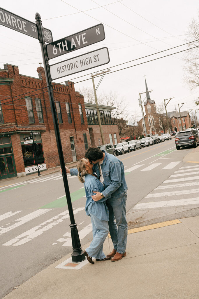 couple kissing at the lamp post