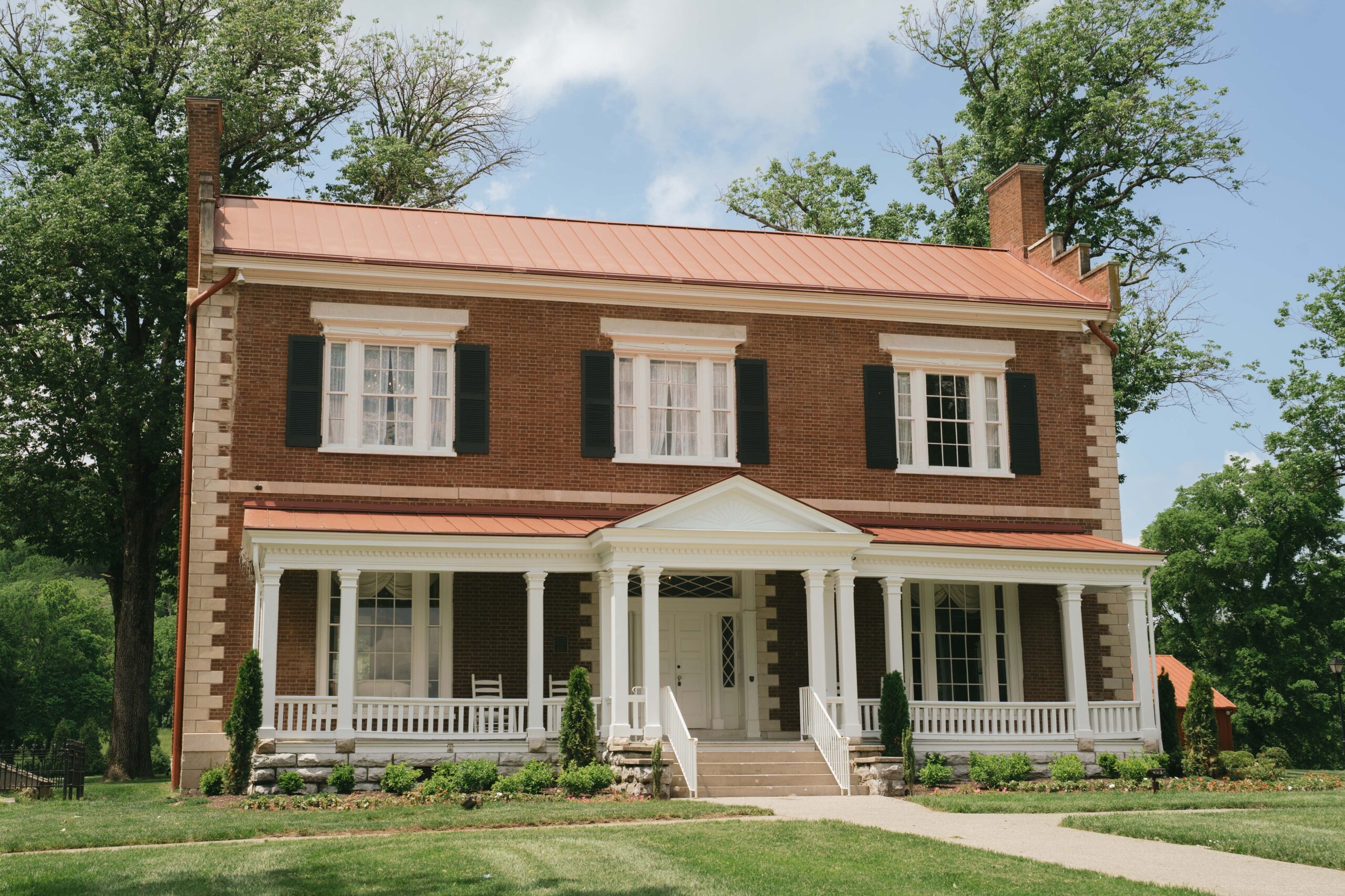 The front of a Ravenswood Mansion, a historic brick wedding venue in Tennessee.