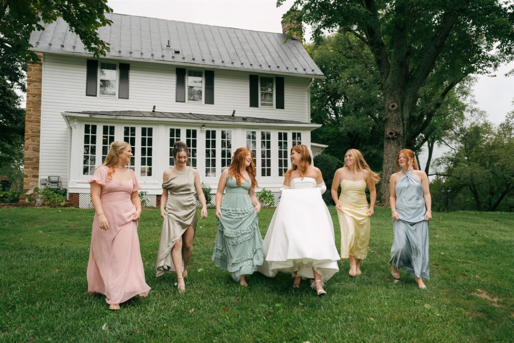 picture of the bride and her friends before the ceremony 