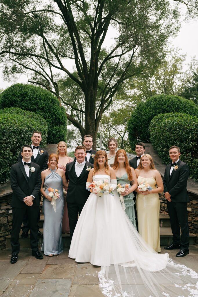 cute picture of the bride and groom with their bridesmaids and groomsmen 